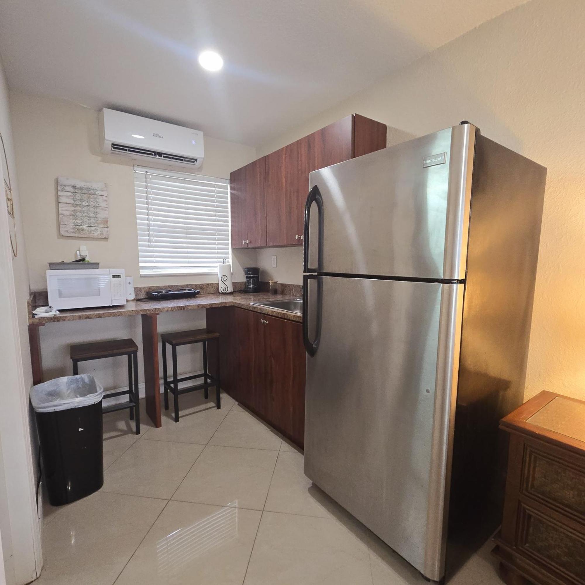 Equipped House W Pool & Patios, Near The Beaches, Prime Location- Ideal For Small Families, Coastal Haven ฟอร์ต ลอเดอร์เดล ภายนอก รูปภาพ
